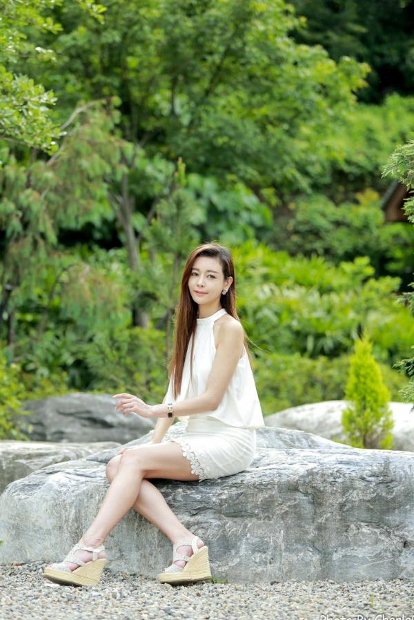 韩羽 小金鱼  台湾正妹韩羽：清新木屋户外写实，气质美女的优雅柔美时刻第93张图片
