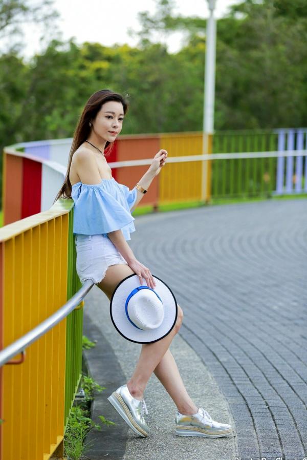 韩羽 小金鱼  台湾正妹韩羽《圆山花博外拍》清新户外风，浅蓝露肩上衣秀出优雅气质与白嫩美腿，甜美写真集 [57P]第1张图片