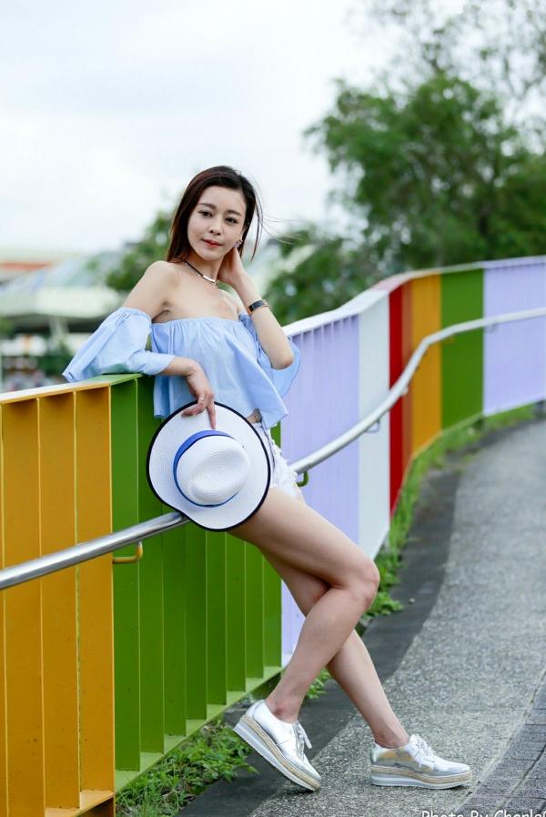 韩羽 小金鱼  台湾正妹韩羽《圆山花博外拍》清新户外风，浅蓝露肩上衣秀出优雅气质与白嫩美腿，甜美写真集 [57P]第5张图片