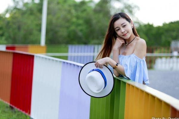 韩羽 小金鱼  台湾正妹韩羽《圆山花博外拍》清新户外风，浅蓝露肩上衣秀出优雅气质与白嫩美腿，甜美写真集 [57P]第6张图片
