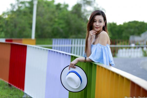 韩羽 小金鱼  台湾正妹韩羽《圆山花博外拍》清新户外风，浅蓝露肩上衣秀出优雅气质与白嫩美腿，甜美写真集 [57P]第7张图片