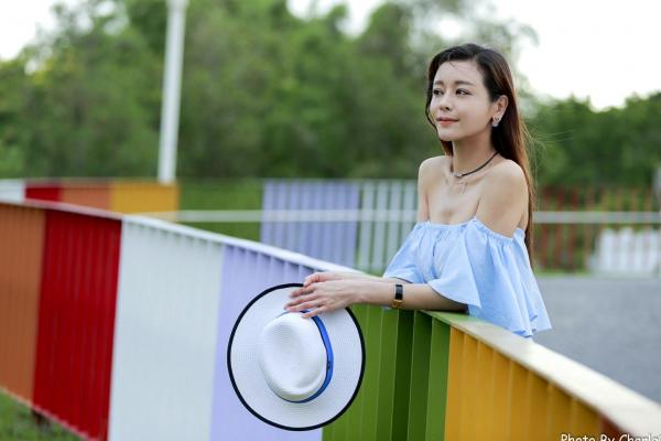 韩羽 小金鱼  台湾正妹韩羽《圆山花博外拍》清新户外风，浅蓝露肩上衣秀出优雅气质与白嫩美腿，甜美写真集 [57P]第8张图片