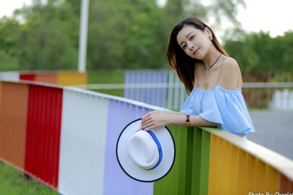 韩羽 小金鱼  台湾正妹韩羽《圆山花博外拍》清新户外风，浅蓝露肩上衣秀出优雅气质与白嫩美腿，甜美写真集 [57P]第9张图片