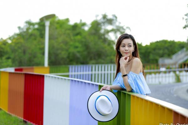 韩羽 小金鱼  台湾正妹韩羽《圆山花博外拍》清新户外风，浅蓝露肩上衣秀出优雅气质与白嫩美腿，甜美写真集 [57P]第10张图片