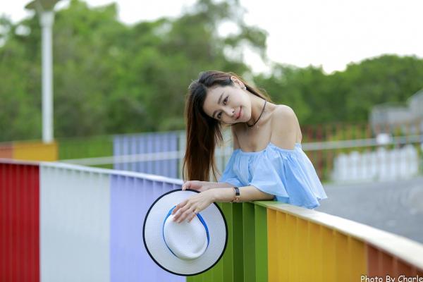 韩羽 小金鱼  台湾正妹韩羽《圆山花博外拍》清新户外风，浅蓝露肩上衣秀出优雅气质与白嫩美腿，甜美写真集 [57P]第11张图片
