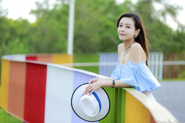 韩羽 小金鱼  台湾正妹韩羽《圆山花博外拍》清新户外风，浅蓝露肩上衣秀出优雅气质与白嫩美腿，甜美写真集 [57P]第12张图片