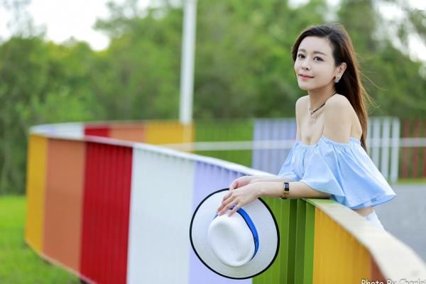 韩羽 小金鱼  台湾正妹韩羽《圆山花博外拍》清新户外风，浅蓝露肩上衣秀出优雅气质与白嫩美腿，甜美写真集 [57P]第13张图片