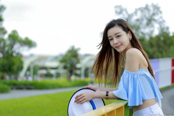 韩羽 小金鱼  台湾正妹韩羽《圆山花博外拍》清新户外风，浅蓝露肩上衣秀出优雅气质与白嫩美腿，甜美写真集 [57P]第14张图片