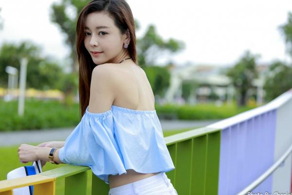 韩羽 小金鱼  台湾正妹韩羽《圆山花博外拍》清新户外风，浅蓝露肩上衣秀出优雅气质与白嫩美腿，甜美写真集 [57P]第16张图片