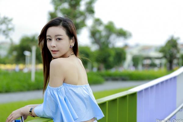 韩羽 小金鱼  台湾正妹韩羽《圆山花博外拍》清新户外风，浅蓝露肩上衣秀出优雅气质与白嫩美腿，甜美写真集 [57P]第17张图片
