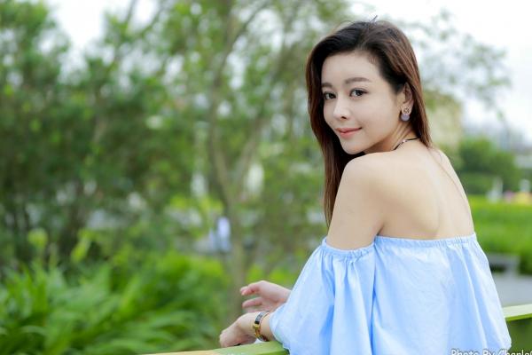 韩羽 小金鱼  台湾正妹韩羽《圆山花博外拍》清新户外风，浅蓝露肩上衣秀出优雅气质与白嫩美腿，甜美写真集 [57P]第19张图片