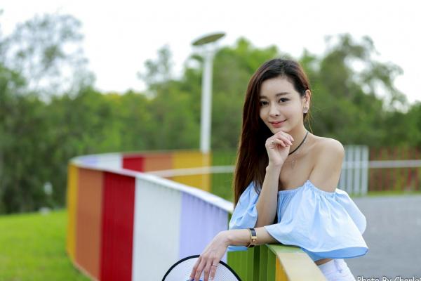 韩羽 小金鱼  台湾正妹韩羽《圆山花博外拍》清新户外风，浅蓝露肩上衣秀出优雅气质与白嫩美腿，甜美写真集 [57P]第20张图片
