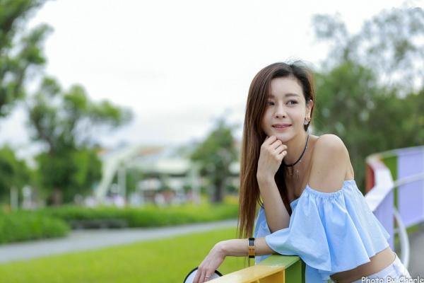 韩羽 小金鱼  台湾正妹韩羽《圆山花博外拍》清新户外风，浅蓝露肩上衣秀出优雅气质与白嫩美腿，甜美写真集 [57P]第21张图片