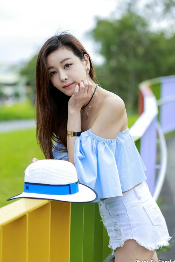 韩羽 小金鱼  台湾正妹韩羽《圆山花博外拍》清新户外风，浅蓝露肩上衣秀出优雅气质与白嫩美腿，甜美写真集 [57P]第22张图片