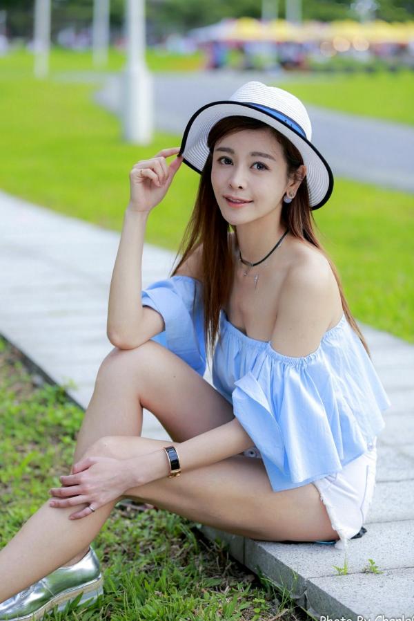 韩羽 小金鱼  台湾正妹韩羽《圆山花博外拍》清新户外风，浅蓝露肩上衣秀出优雅气质与白嫩美腿，甜美写真集 [57P]第31张图片