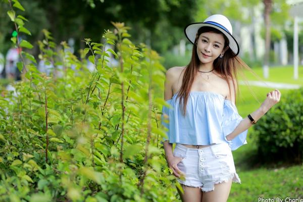 韩羽 小金鱼  台湾正妹韩羽《圆山花博外拍》清新户外风，浅蓝露肩上衣秀出优雅气质与白嫩美腿，甜美写真集 [57P]第50张图片