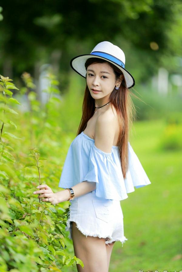 韩羽 小金鱼  台湾正妹韩羽《圆山花博外拍》清新户外风，浅蓝露肩上衣秀出优雅气质与白嫩美腿，甜美写真集 [57P]第51张图片