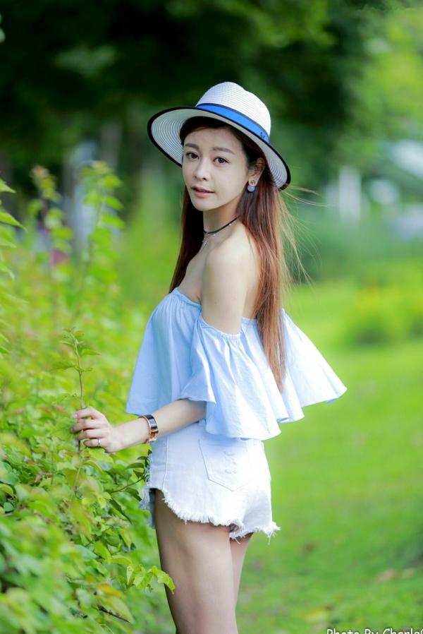 韩羽 小金鱼  台湾正妹韩羽《圆山花博外拍》清新户外风，浅蓝露肩上衣秀出优雅气质与白嫩美腿，甜美写真集 [57P]第52张图片