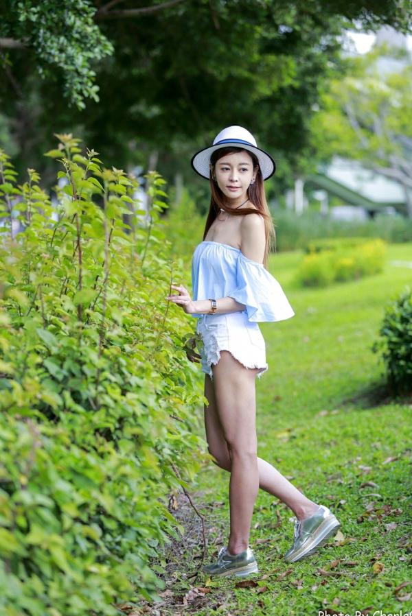 韩羽 小金鱼  台湾正妹韩羽《圆山花博外拍》清新户外风，浅蓝露肩上衣秀出优雅气质与白嫩美腿，甜美写真集 [57P]第56张图片