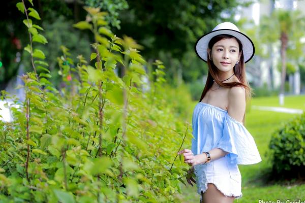 韩羽 小金鱼  台湾正妹韩羽《圆山花博外拍》清新户外风，浅蓝露肩上衣秀出优雅气质与白嫩美腿，甜美写真集 [57P]第57张图片
