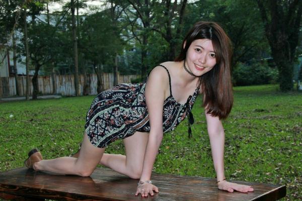 黄品瑄 薛薛Brindy  台湾正妹黄品瑄《台湾大学校园外拍》：清纯校服诱惑，元气少女街拍写真第14张图片