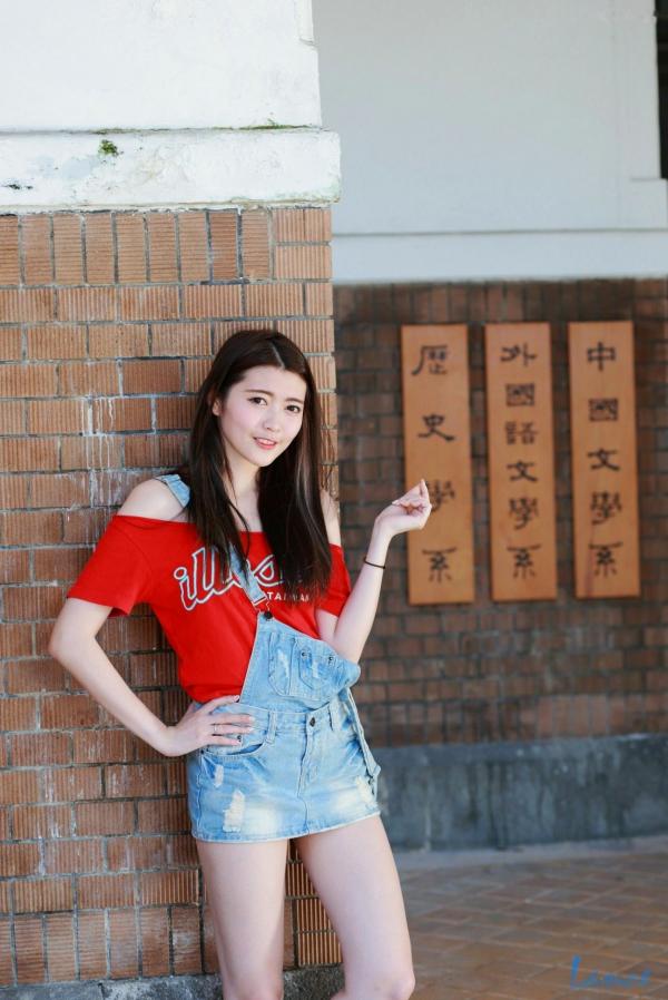 黄品瑄 薛薛Brindy  台湾正妹黄品瑄《台湾大学校园外拍》：清纯校服诱惑，元气少女街拍写真第17张图片
