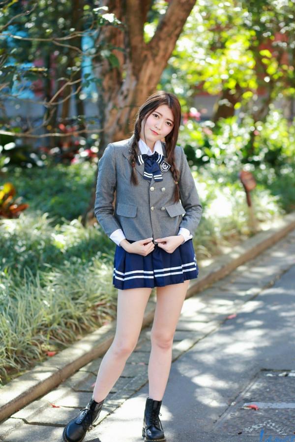 黄品瑄 薛薛Brindy  台湾正妹黄品瑄《台湾大学校园外拍》：清纯校服诱惑，元气少女街拍写真第20张图片