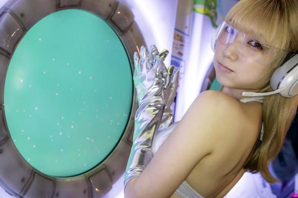 霜月めあ   霜月めあ - Lady Player MEA 日本性感银色比基尼游戏厅科幻风写真第8张图片