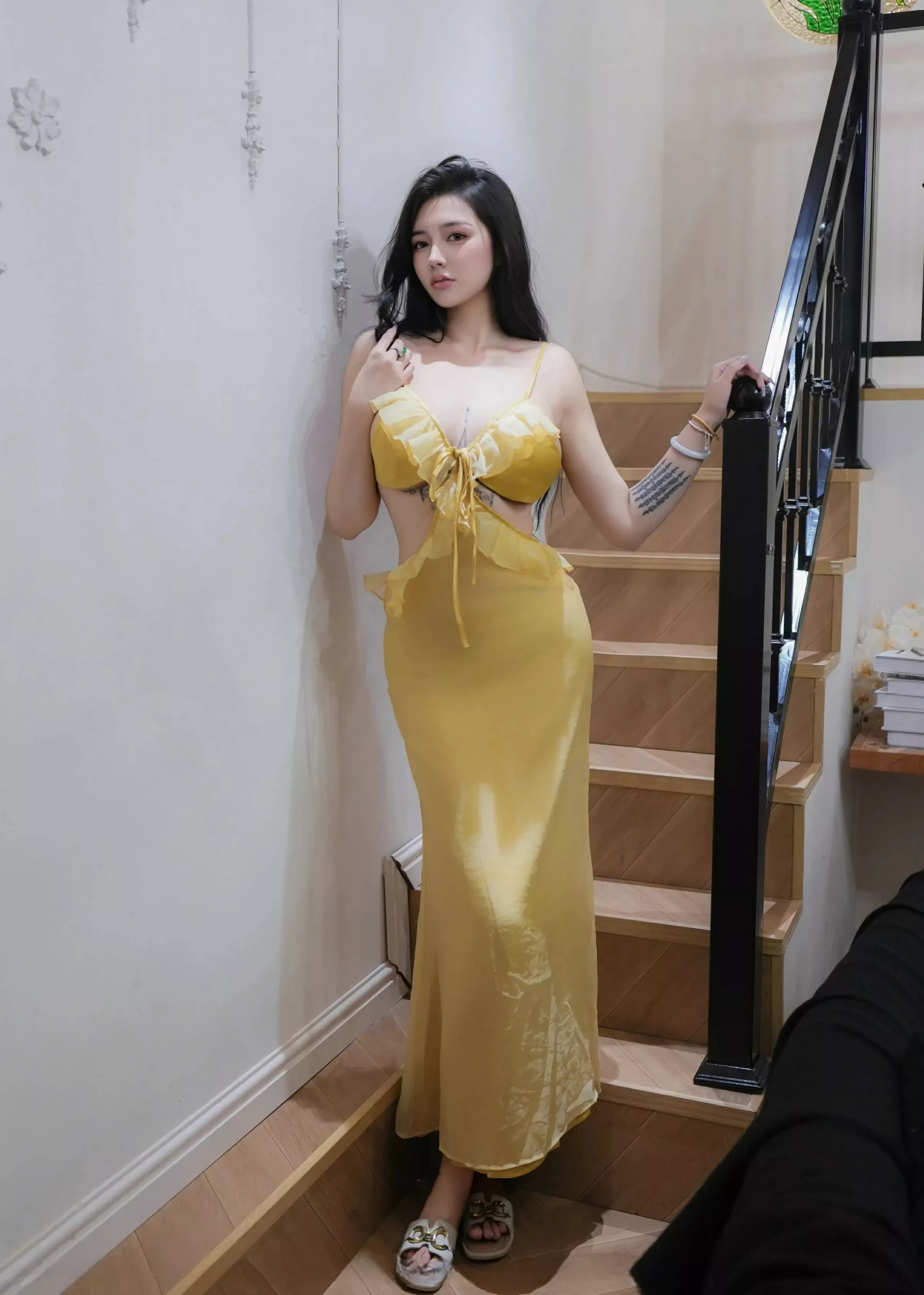 小娜比  [XiuRen]高清写真图 2025.06.11 No.10395 娜比 黄色吊带长裙第6张图片