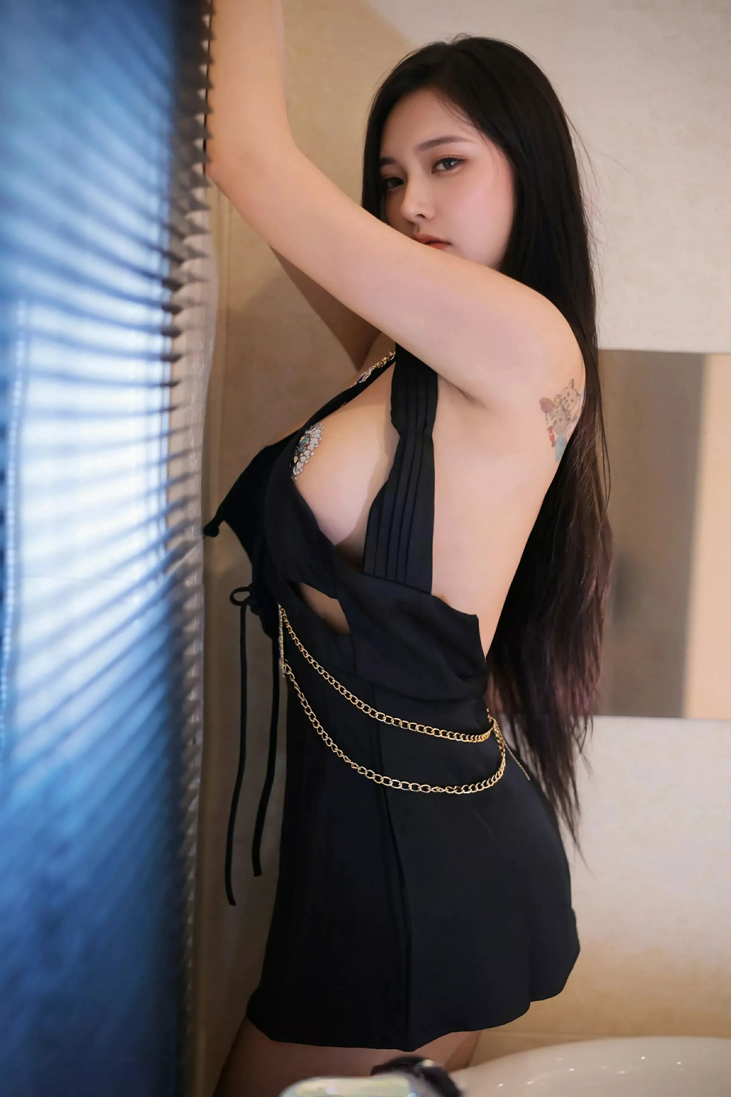小娜比  [XiuRen]高清写真图 2025.06.13 No.10407 娜比 魅惑黑丝第19张图片