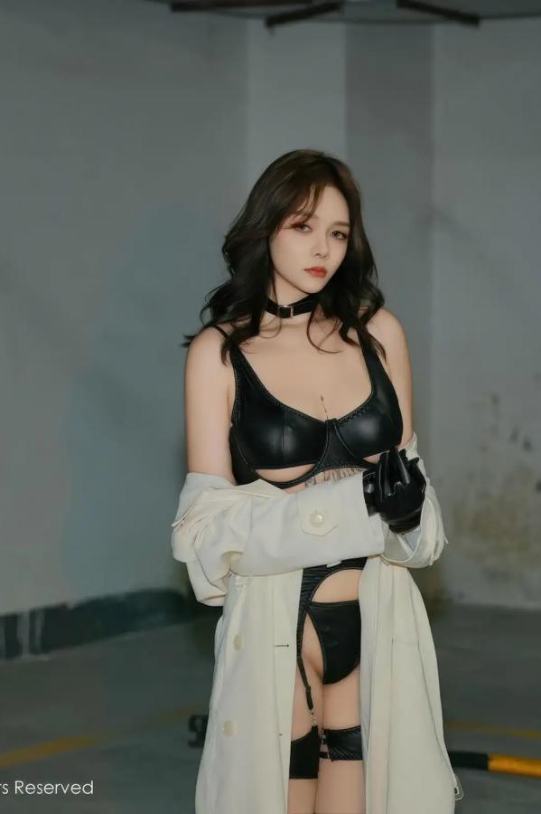 小娜比  [XiuRen]高清写真图 2025.12.30 No.11176 娜比 黑色情趣内衣第7张图片