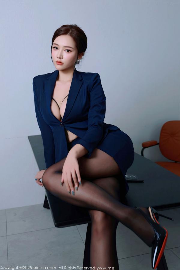 娜比   XiuRen秀人网-10751-娜比：深蓝职业西装搭配红色蕾丝内衣，冷艳办公室职场诱惑，极品黑丝美腿第22张图片