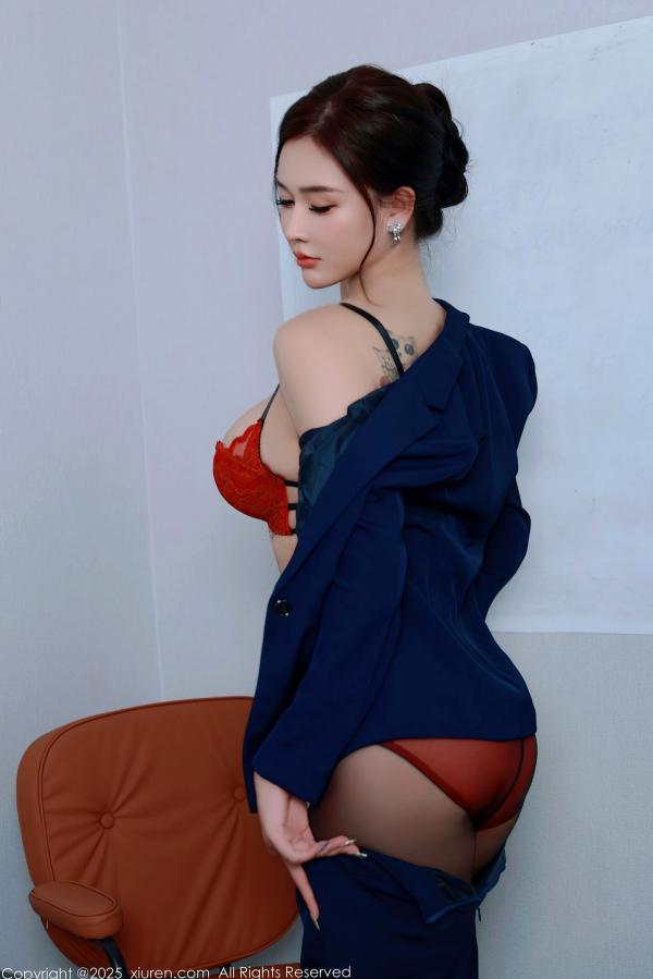 娜比   XiuRen秀人网-10751-娜比：深蓝职业西装搭配红色蕾丝内衣，冷艳办公室职场诱惑，极品黑丝美腿第28张图片