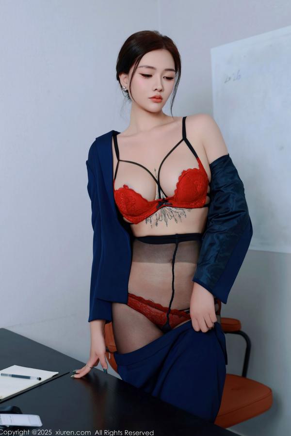 娜比   XiuRen秀人网-10751-娜比：深蓝职业西装搭配红色蕾丝内衣，冷艳办公室职场诱惑，极品黑丝美腿第35张图片