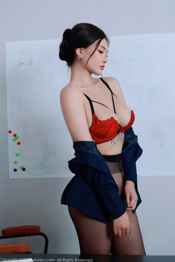 娜比   XiuRen秀人网-10751-娜比：深蓝职业西装搭配红色蕾丝内衣，冷艳办公室职场诱惑，极品黑丝美腿第37张图片