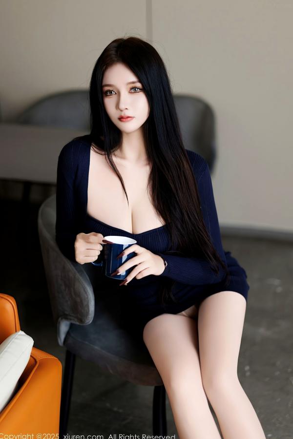 娜比   XiuRen秀人网Vol.9820-娜比：深蓝紧身连衣短裙私房大片，绝美长腿丝袜高跟鞋，极致气质御姐诱惑-2025.01.25第5张图片