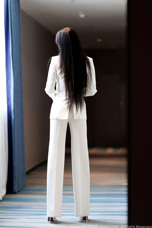娜比   XiuRen秀人网-9755-娜比：纯白西服套装OL职场制服，气质女神干练性感写真第13张图片