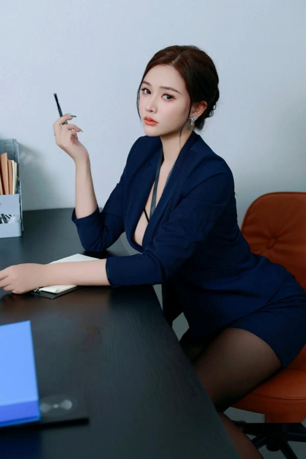 娜比   娜比职场OL诱惑制服写真，干练黑丝职业装私房大尺度，尽显气质女神美腿风情第2张图片
