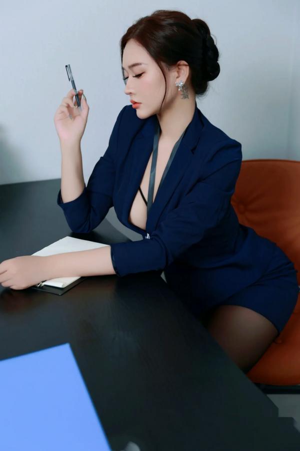 娜比   娜比职场OL诱惑制服写真，干练黑丝职业装私房大尺度，尽显气质女神美腿风情第6张图片