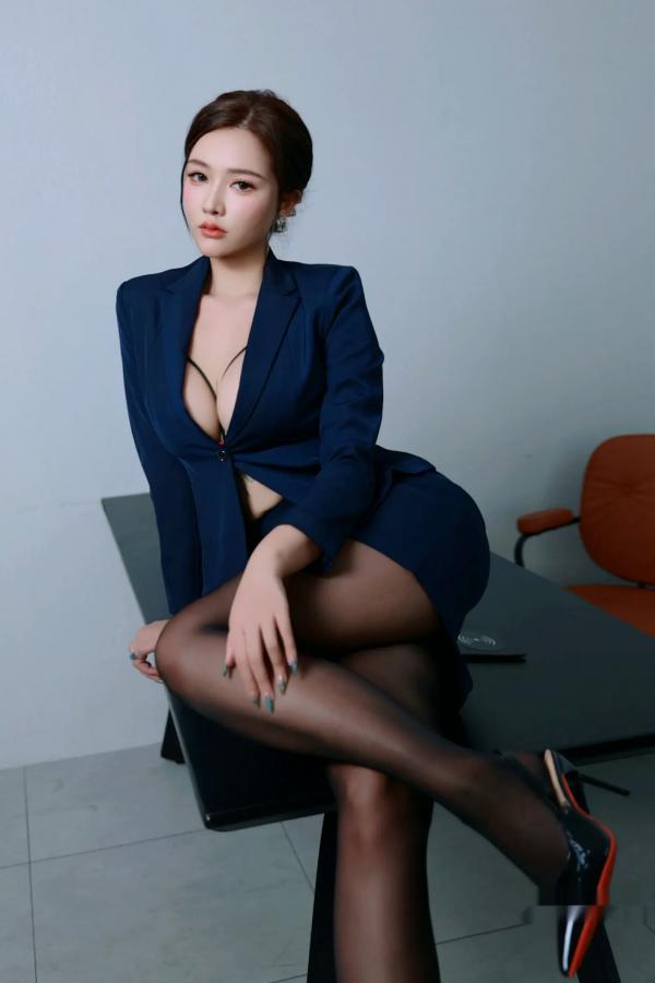 娜比   娜比职场OL诱惑制服写真，干练黑丝职业装私房大尺度，尽显气质女神美腿风情第16张图片