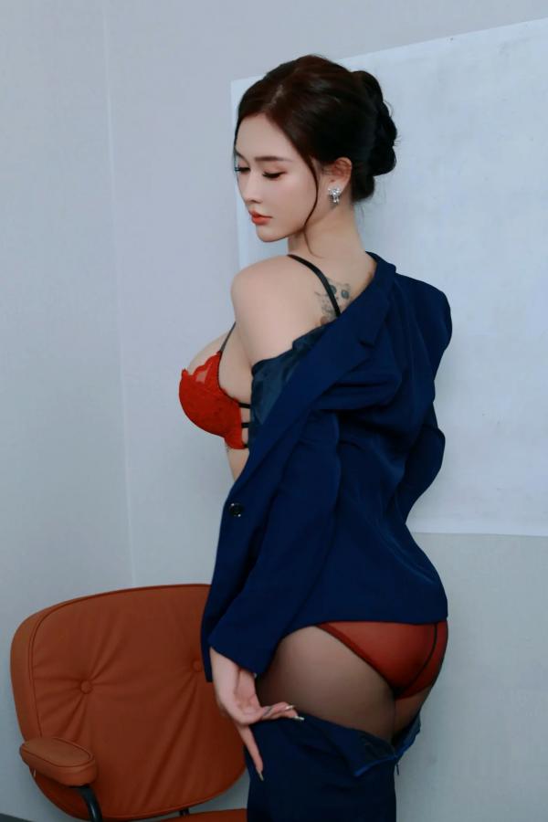 娜比   娜比职场OL诱惑制服写真，干练黑丝职业装私房大尺度，尽显气质女神美腿风情第32张图片