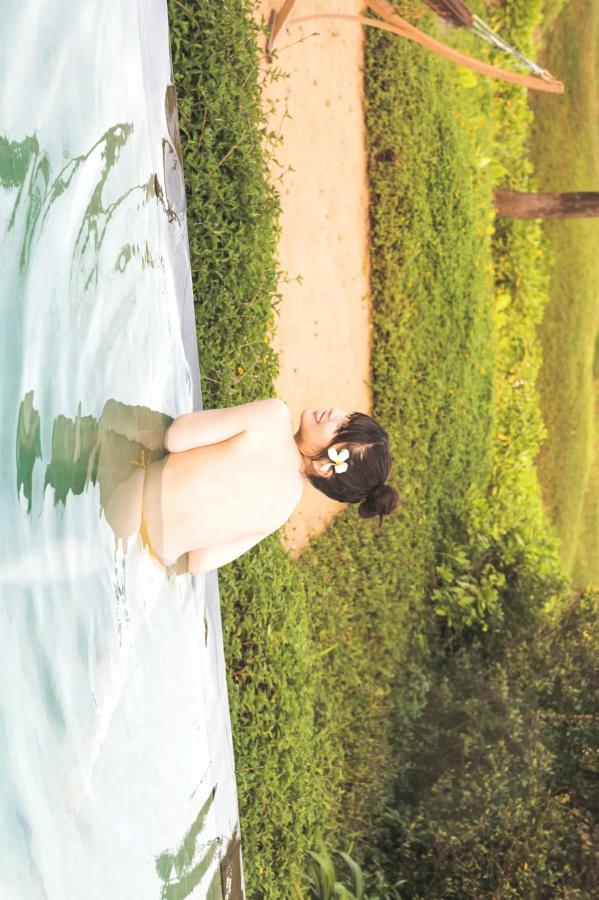 ちとせよしの   ちとせよしの - Lotus Serenity 日本童颜巨乳女神 泳池比基尼性感美臀写真第31张图片