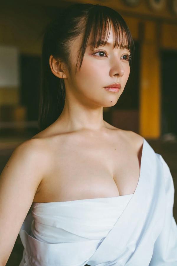 上田操   上田操：弓道服下的极致反差，完美肉感身材与性感私房写真，演绎冷艳与火辣的双重诱惑第9张图片