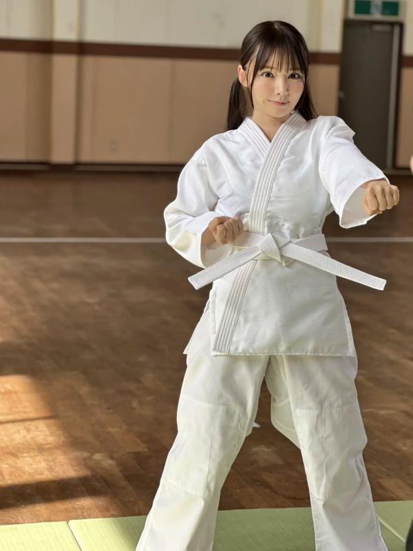 上田操   上田操：弓道服下的极致反差，完美肉感身材与性感私房写真，演绎冷艳与火辣的双重诱惑第16张图片