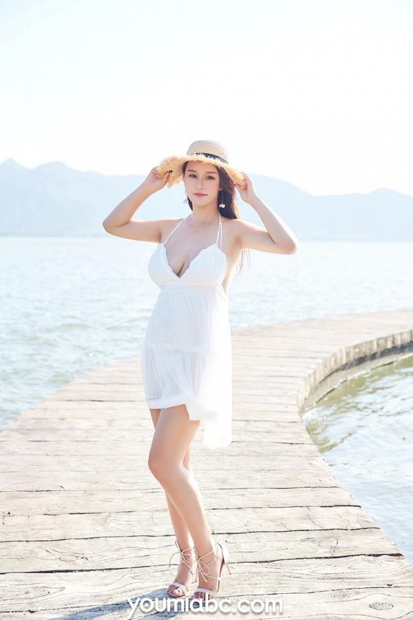 潘琳琳   YouMi尤蜜-2019.08.29-潘琳琳《自然流露》- 户外湖边清凉写真，白色挂脖与黑色紧身衣尽显波涛胸涌的诱惑魅力第22张图片