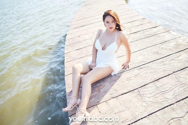 潘琳琳   YouMi尤蜜-2019.08.29-潘琳琳《自然流露》- 户外湖边清凉写真，白色挂脖与黑色紧身衣尽显波涛胸涌的诱惑魅力第43张图片