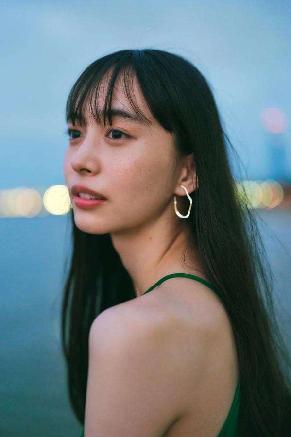 井桁弘恵  井桁弘恵《つかのま》写真：性感私房卧房与清新户外高挑美腿大片第2张图片