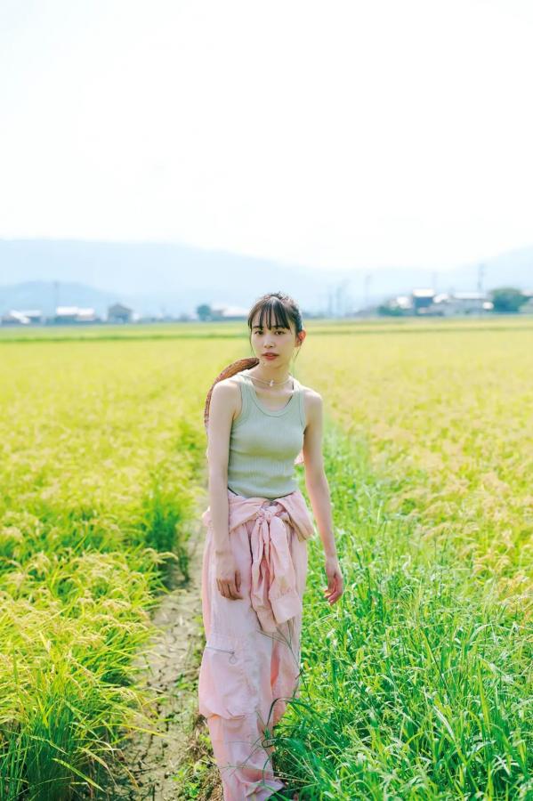 井桁弘恵  井桁弘恵《つかのま》写真：性感私房卧房与清新户外高挑美腿大片第6张图片