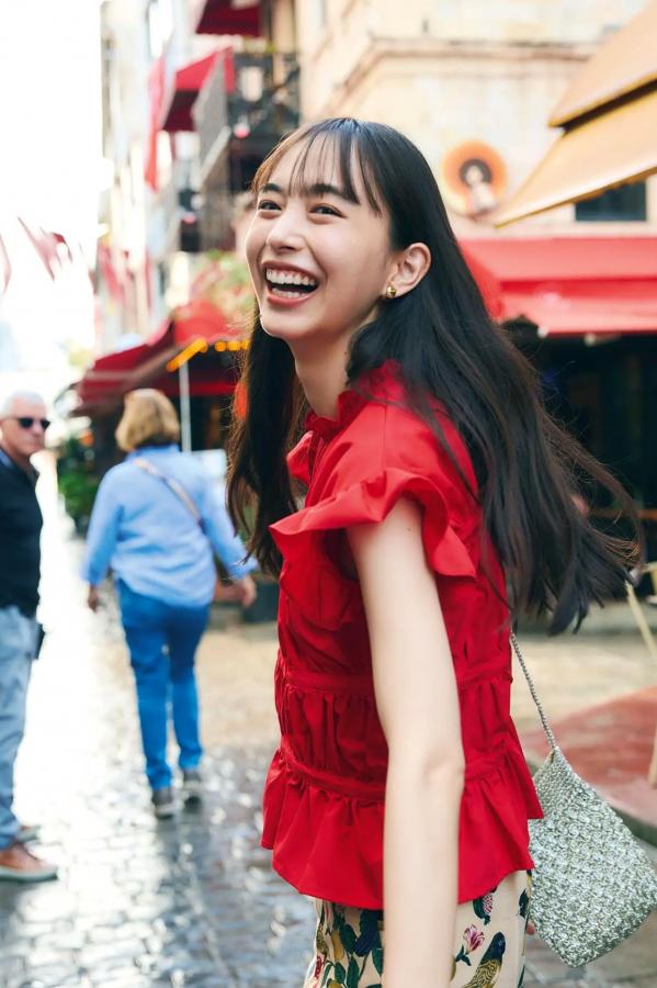 井桁弘恵  井桁弘恵《つかのま》写真：性感私房卧房与清新户外高挑美腿大片第7张图片
