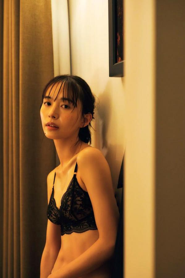 井桁弘恵  井桁弘恵《つかのま》写真：性感私房卧房与清新户外高挑美腿大片第8张图片